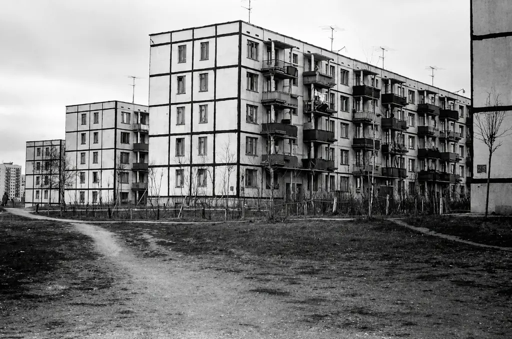 Чёрно-белое фото панельных пятиэтажек серии II-32 в Черёмушках с характерными балконами на опорах